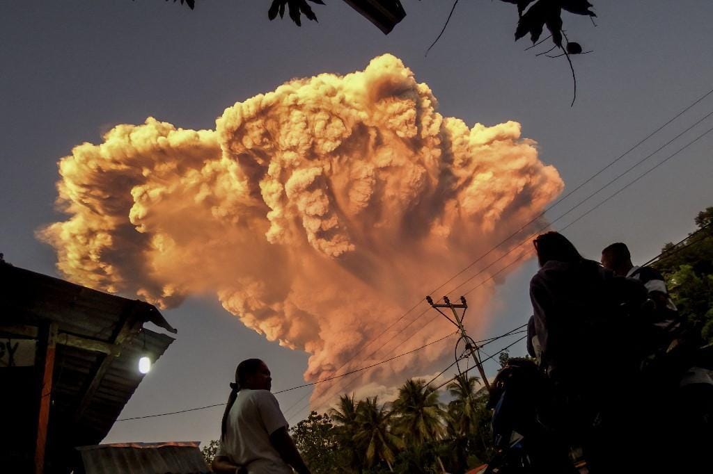 Major Volcanic Eruption Near Bali Airport Disrupts Travel